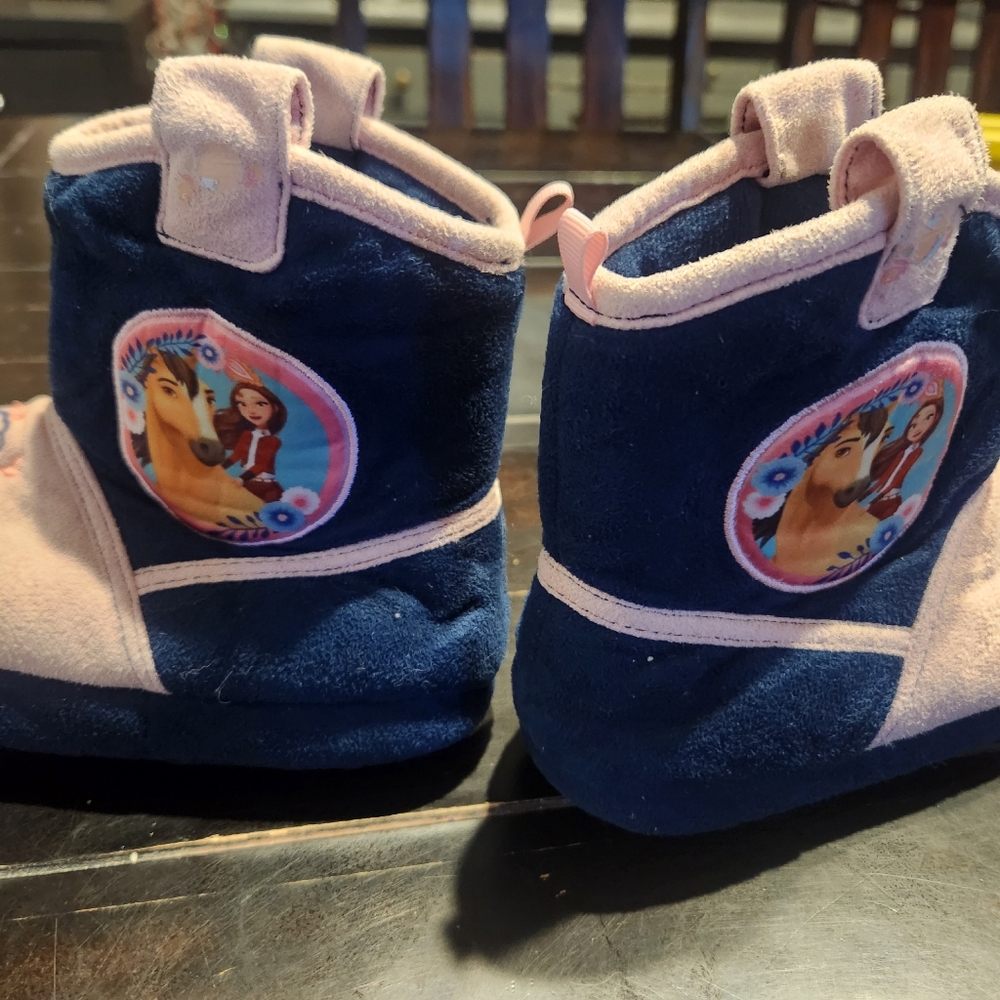 NWOT Spirit-Riding Free Slippers